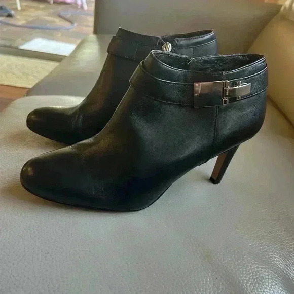 Vince Camuto Black Leather Ankle Booties Silver Buckle Stiletto Heels
Chelsa 7.5 - Picture 1 of 8